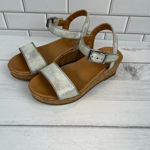 UGG Size:12 S/N  Very Good Condition  Wedge/Cork Silver  Shimmering - Picture 4 of 6